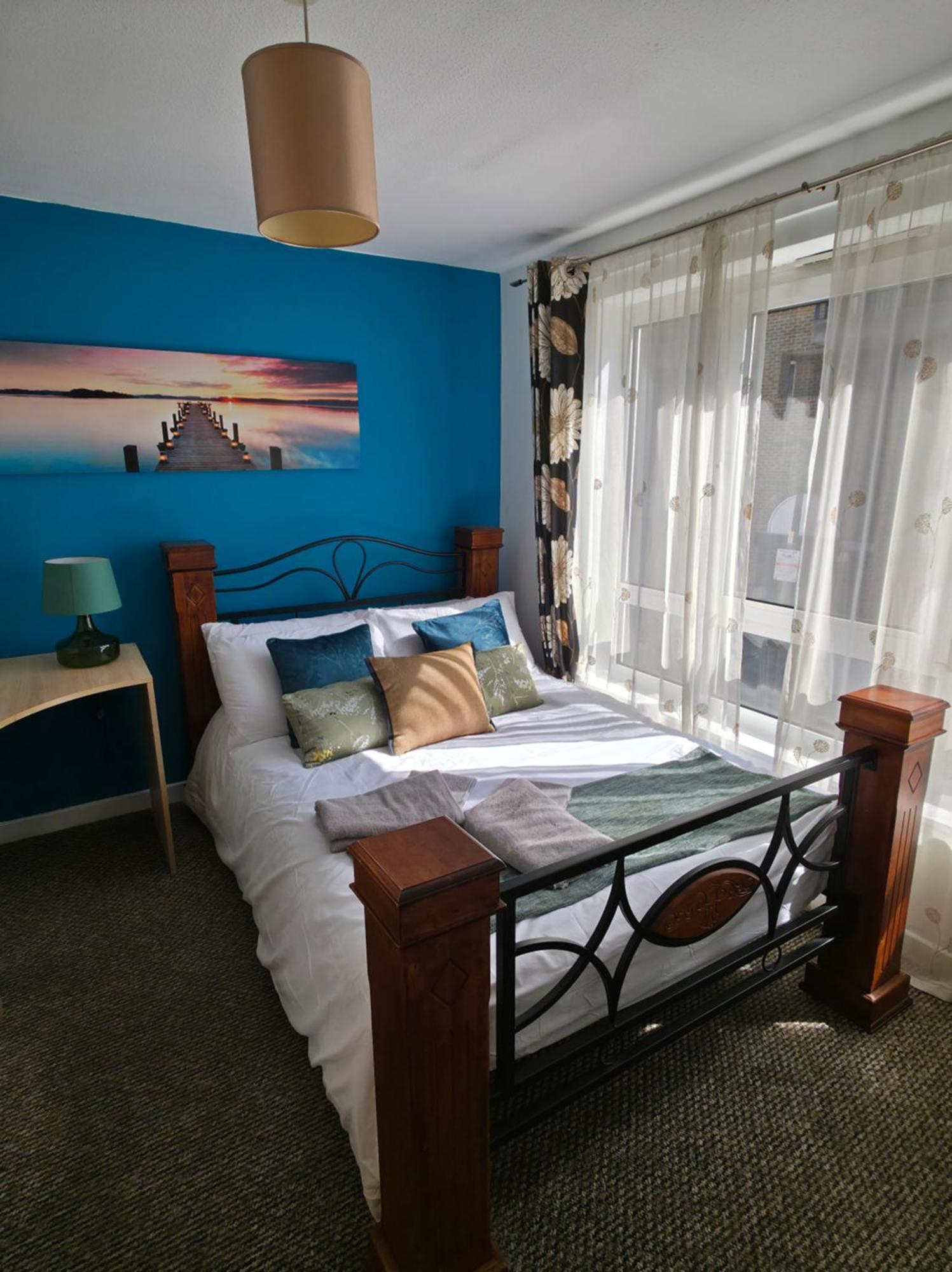 Spacious 4-Bed Home With Secured Parking Near Abba Arena, Stadium, Tube & In Bustling Zone 2 Londra
