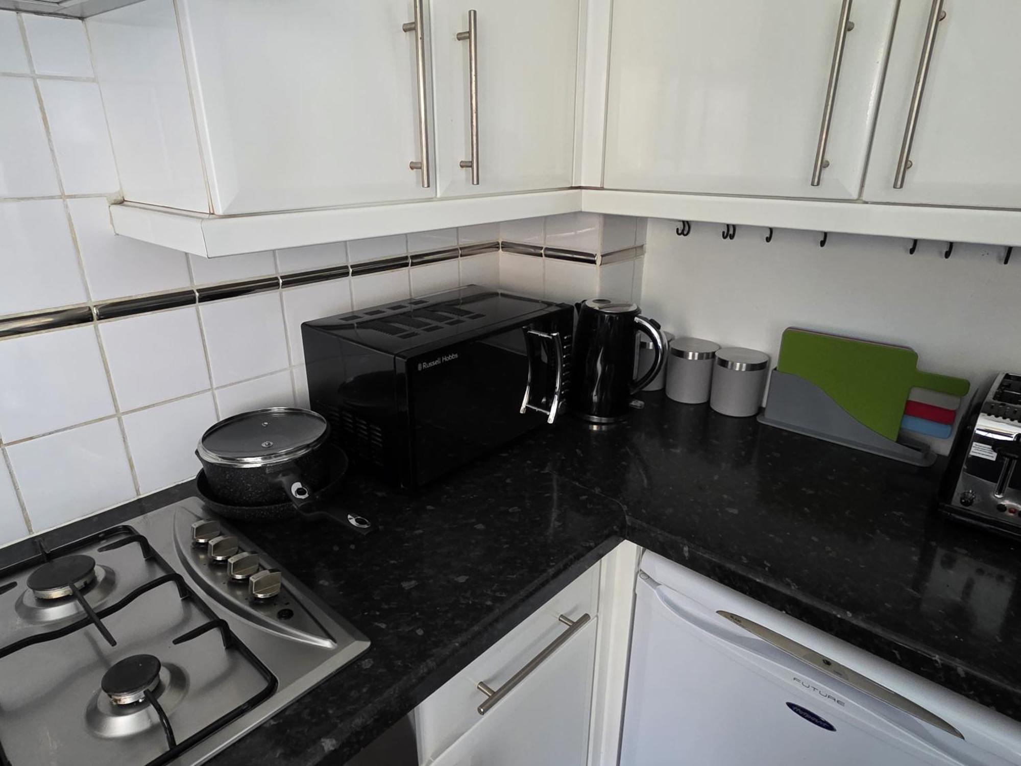 Spacious 4-Bed Home With Secured Parking Near Abba Arena, Stadium, Tube & In Bustling Zone 2 Appartamento