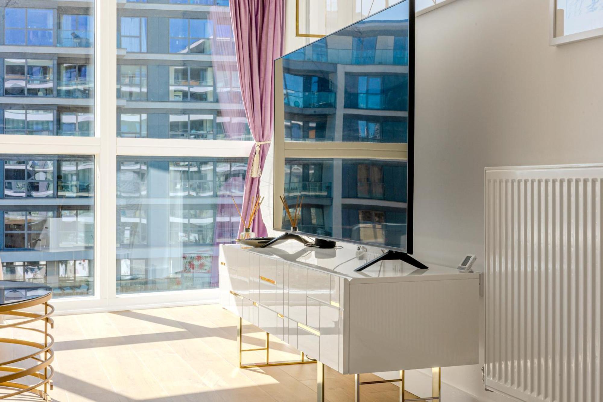 Cosy 2br Riverside In Greenwich With Balcony Londen