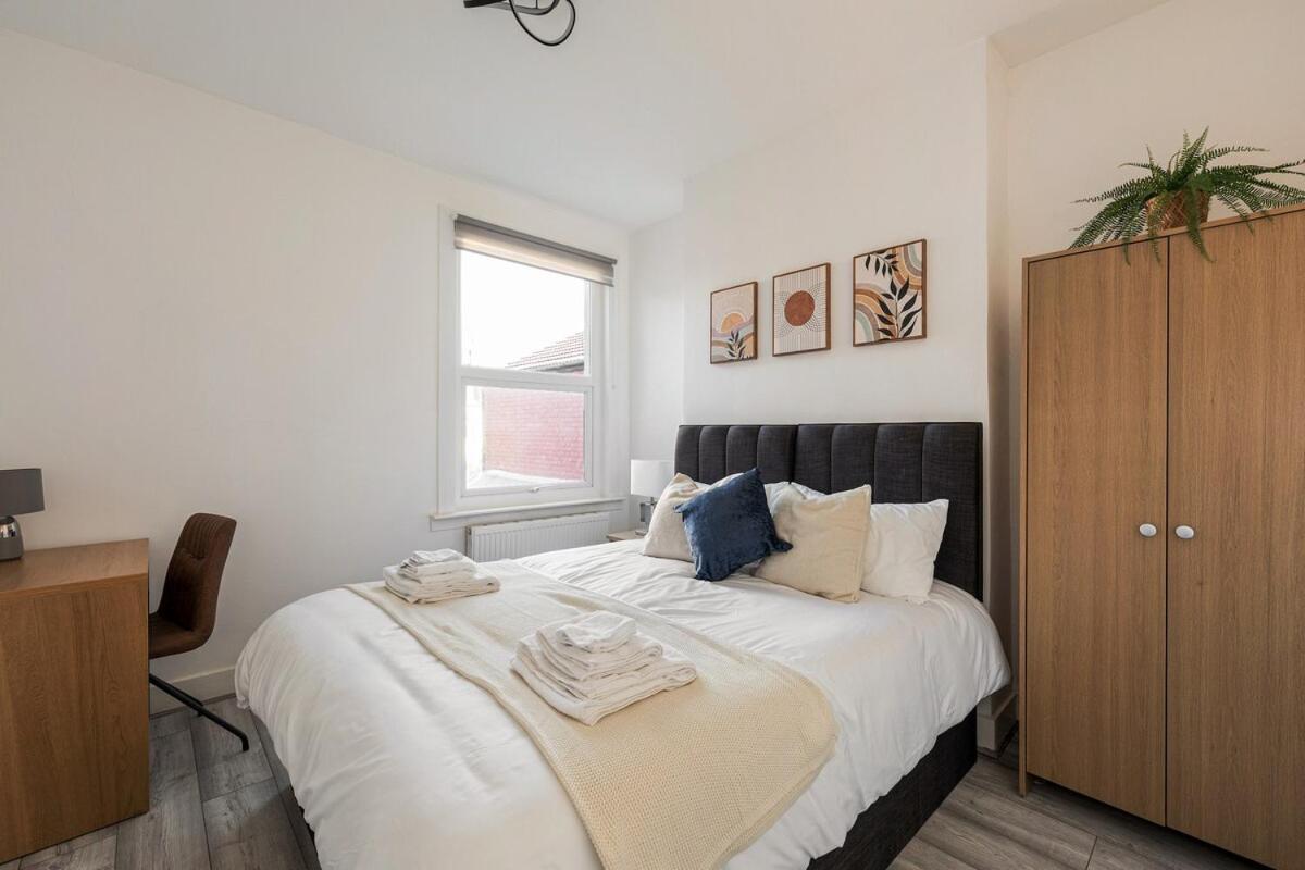 Modern 4 Bedroom House In Woodgreen Londra