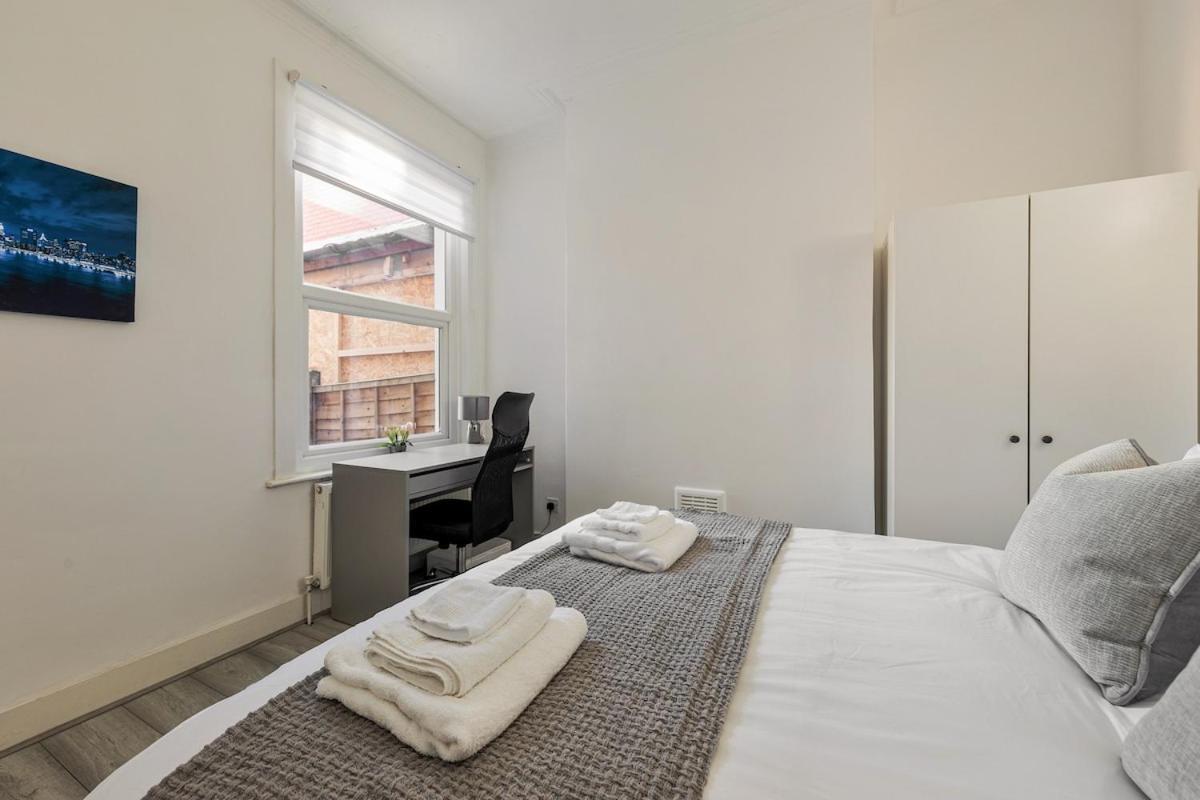 Modern 4 Bedroom House In Woodgreen Leilighet