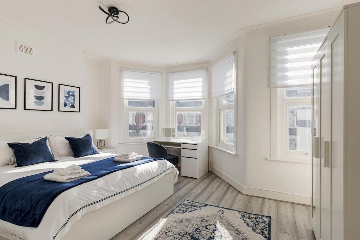 Modern 4 Bedroom House In Woodgreen Leilighet