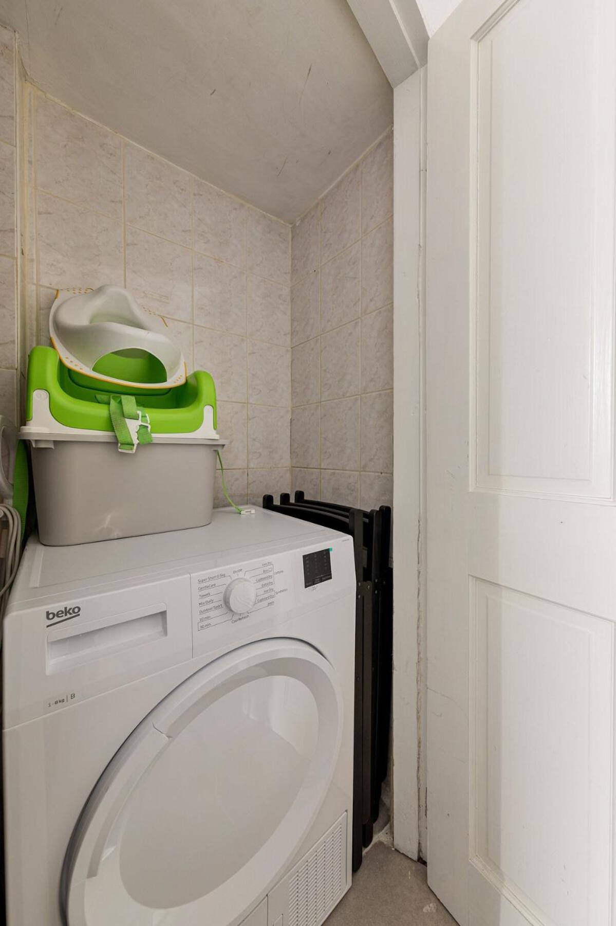 Modern 4 Bedroom House In Woodgreen Leilighet London