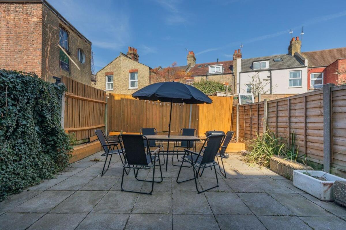 Modern 4 Bedroom House In Woodgreen Leilighet