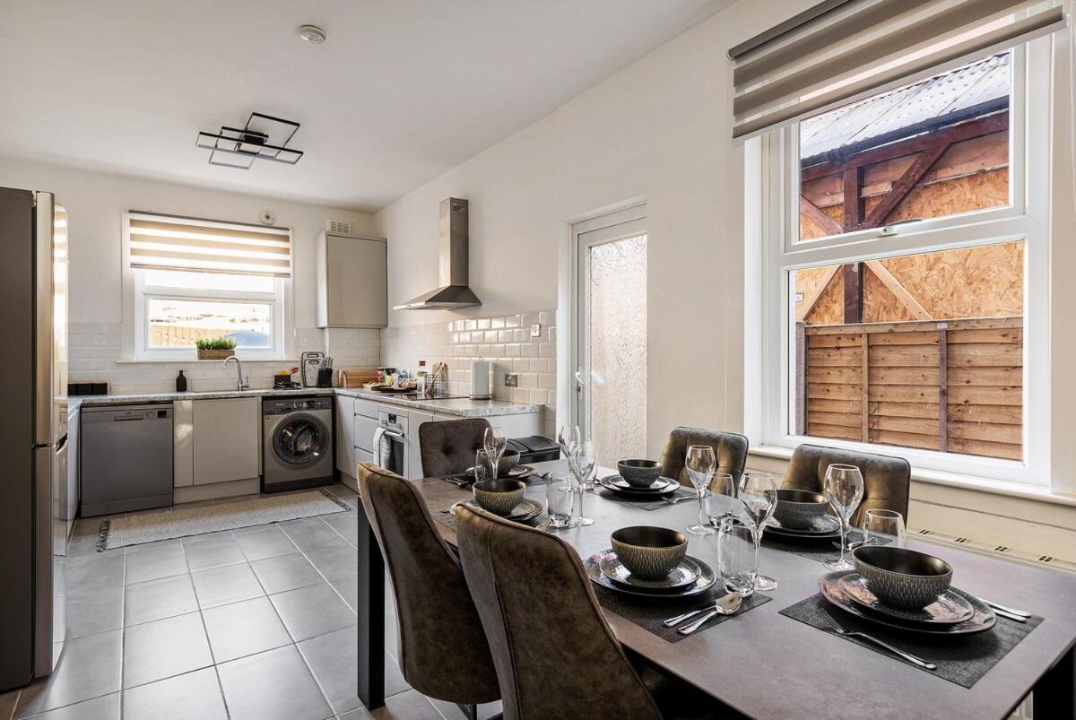 Modern 4 Bedroom House In Woodgreen Leilighet