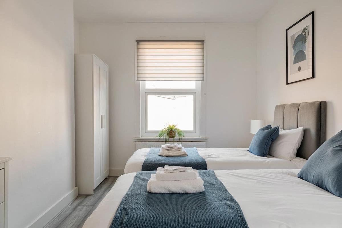 Modern 4 Bedroom House In Woodgreen Leilighet London