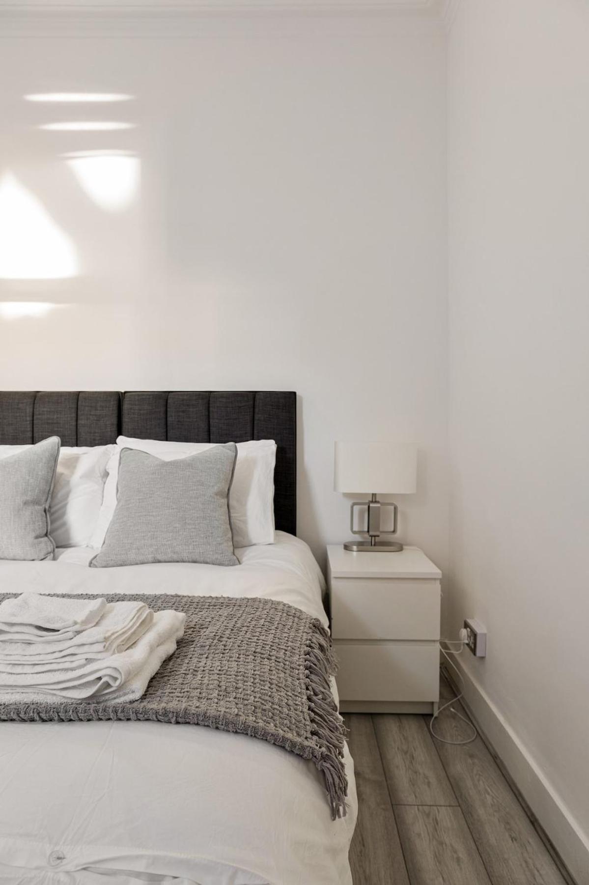 Modern 4 Bedroom House In Woodgreen Leilighet