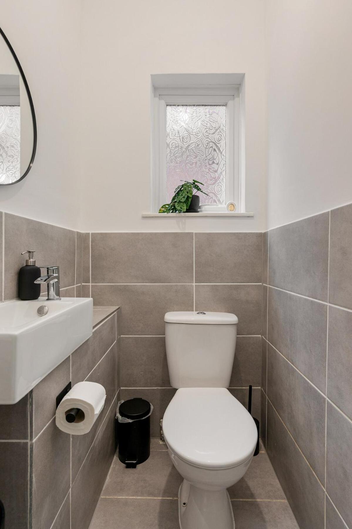 Modern 4 Bedroom House In Woodgreen Leilighet *