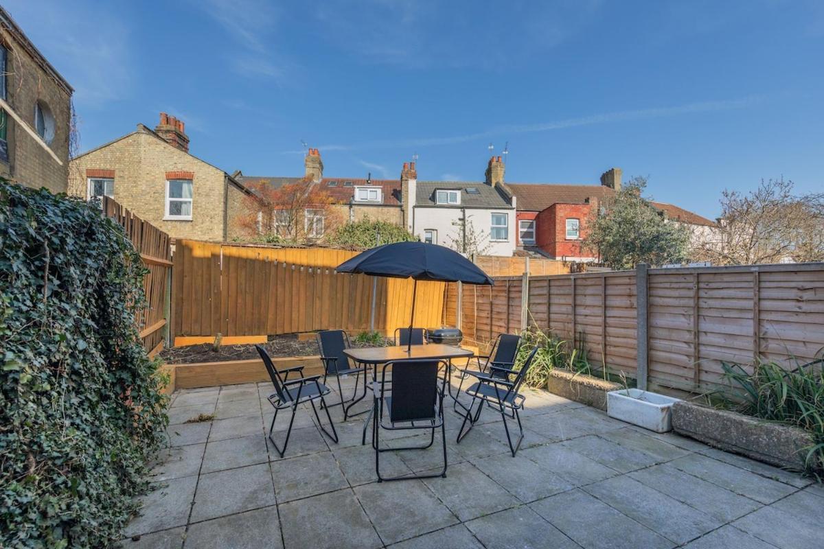 Modern 4 Bedroom House In Woodgreen Leilighet London