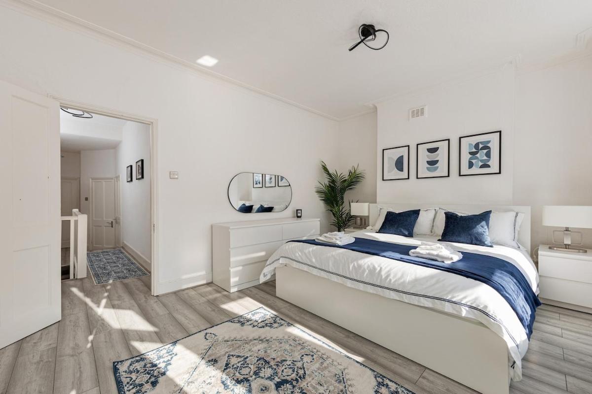 Modern 4 Bedroom House In Woodgreen Leilighet