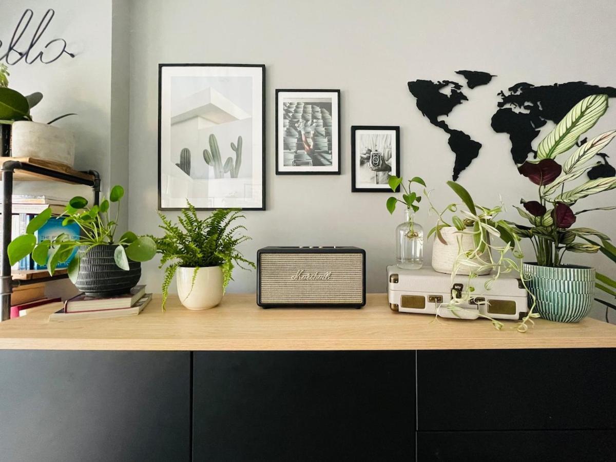 Stylish & Modern 2-bed With Private Terrace Apartment *