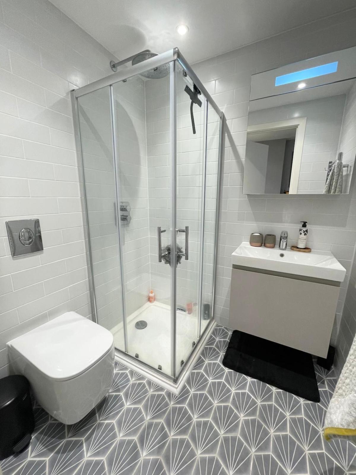 Apartment Stylish & Modern 2-bed With Private Terrace London