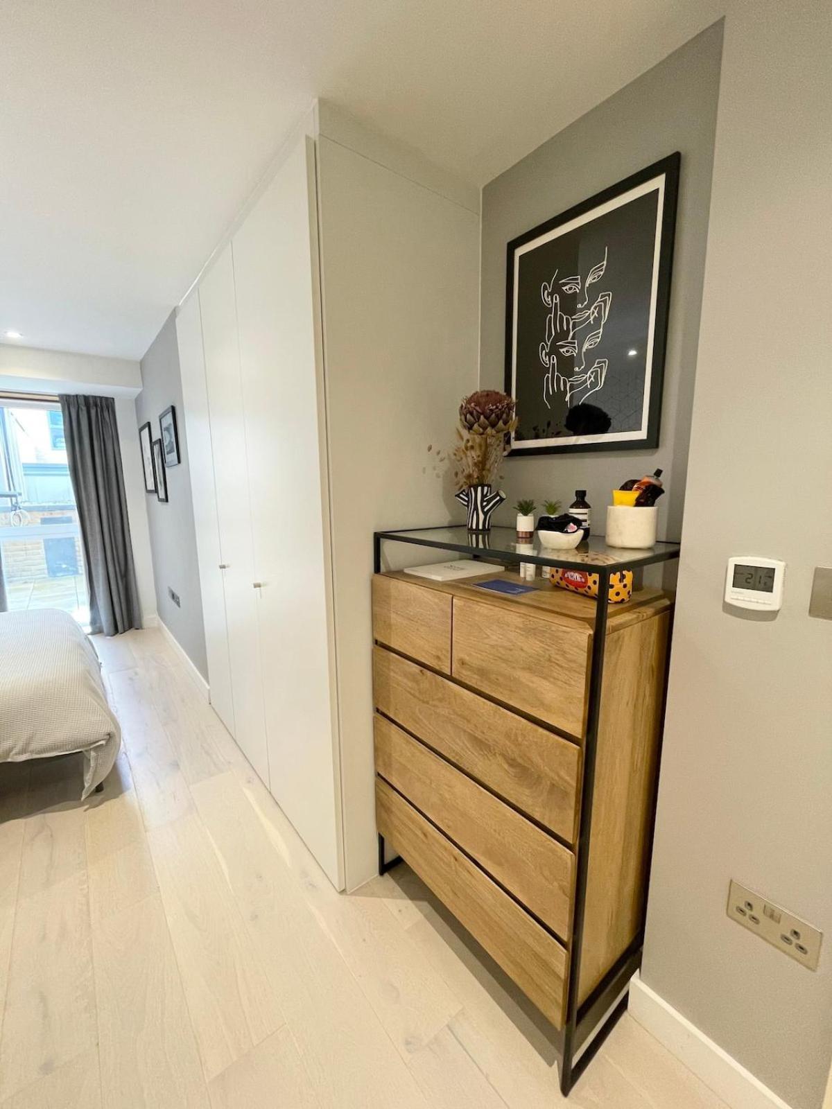 Stylish & Modern 2-bed With Private Terrace London
