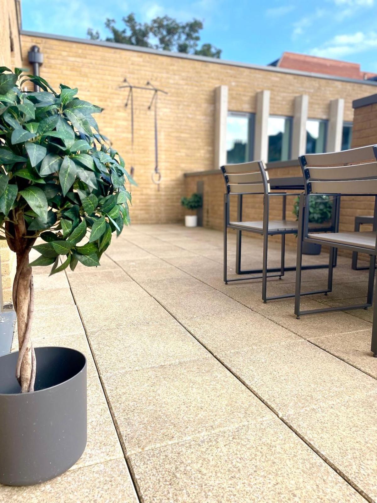 Stylish & Modern 2-bed With Private Terrace London