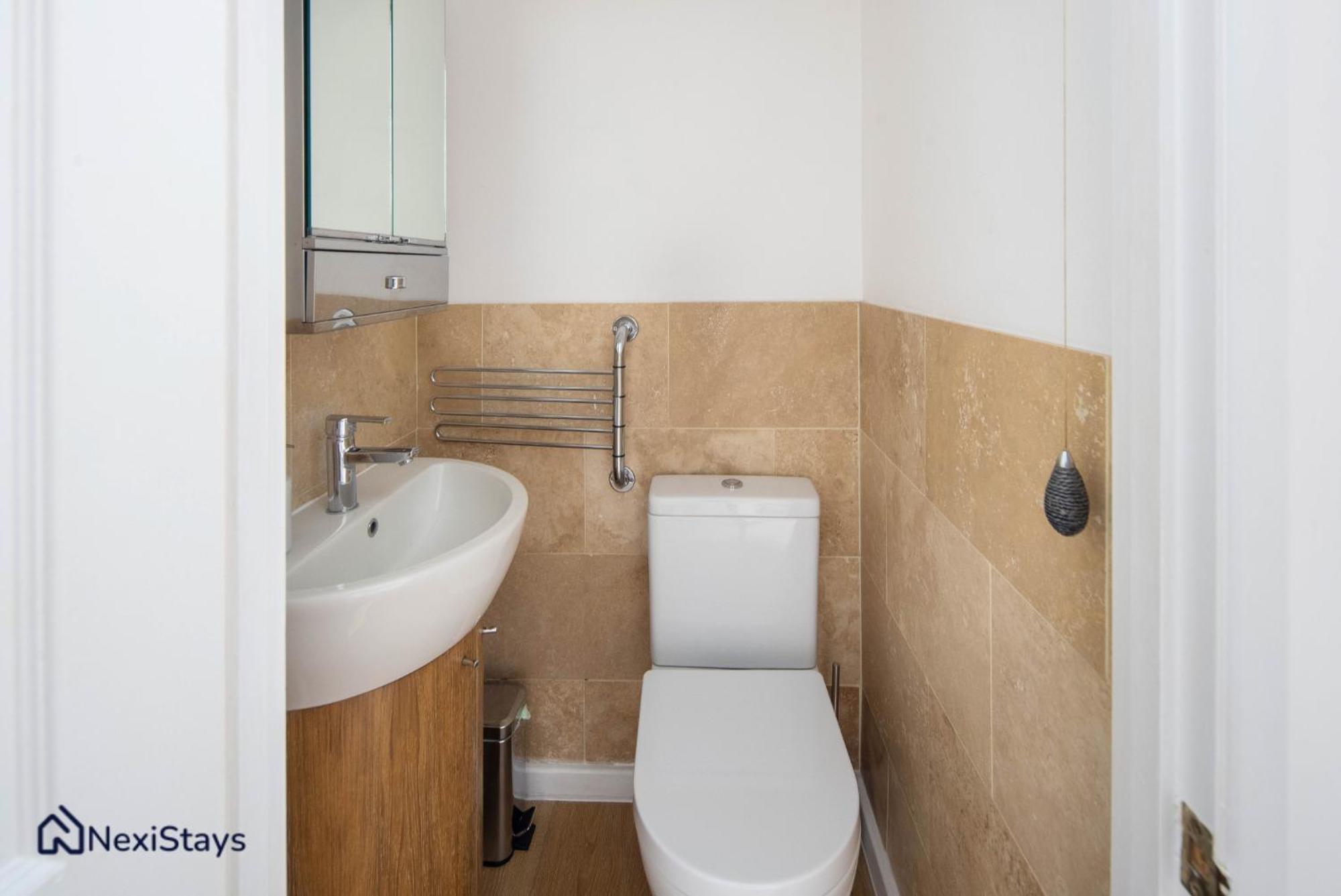 10 Mins Walk To The Oval, The Kennington Retreat Apartment *