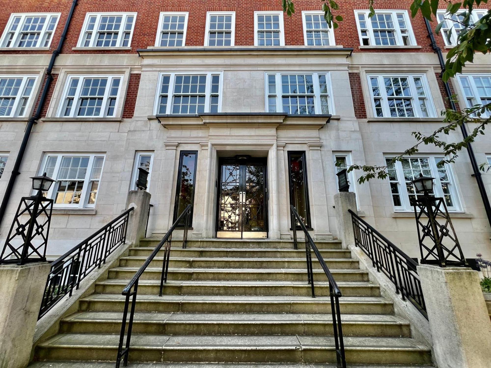 St Mary Abbots Court Apartment London