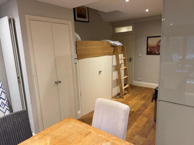 Spacious Flat With South Facing Garden Lägenhet *