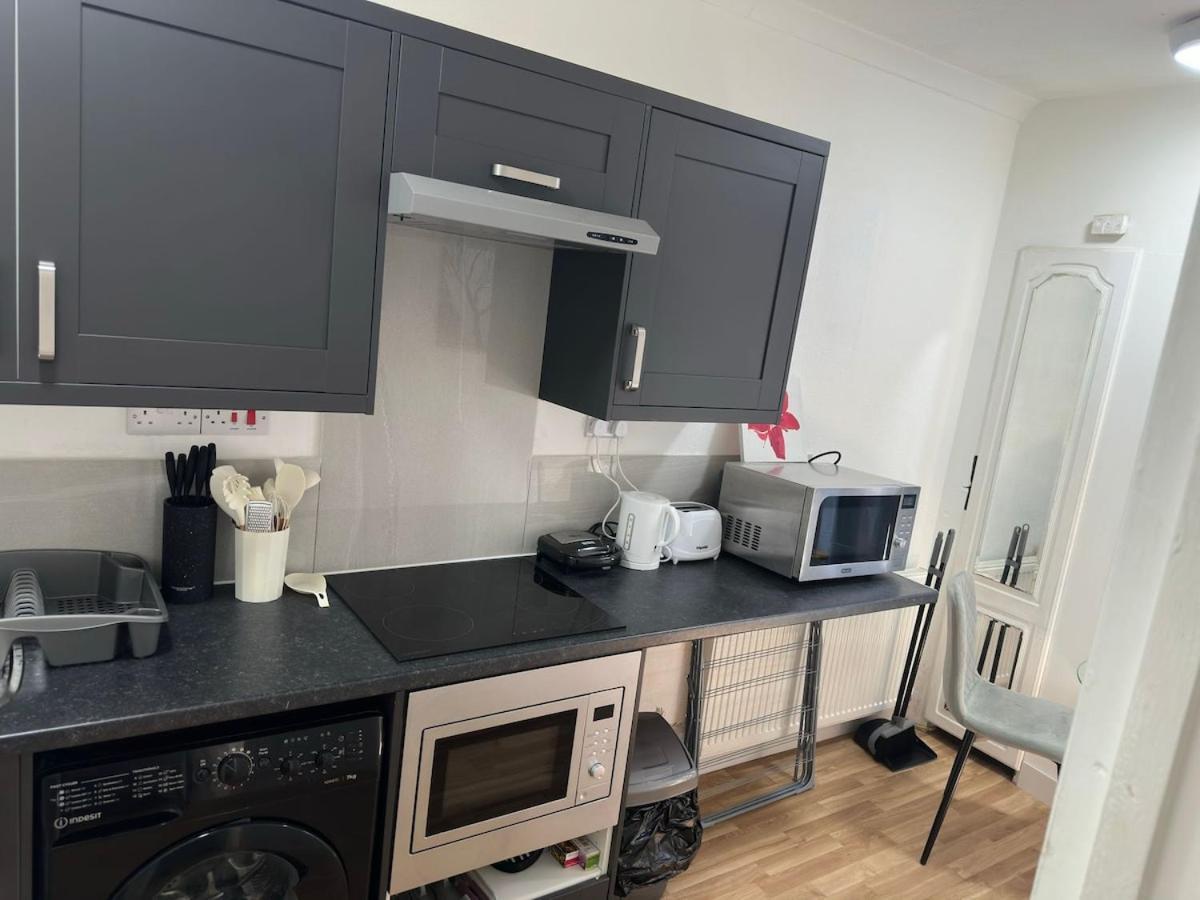 Apartment Spacious 2b Zone 2 Sleeps 4 F5 London