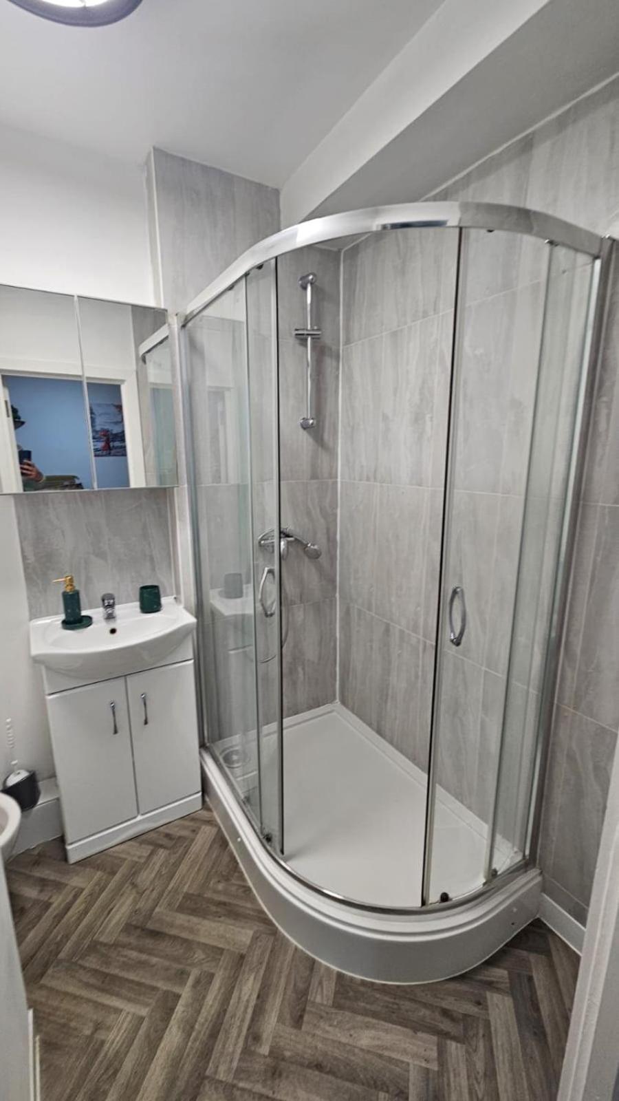 Spacious 2b Zone 2 Sleeps 4 F5
