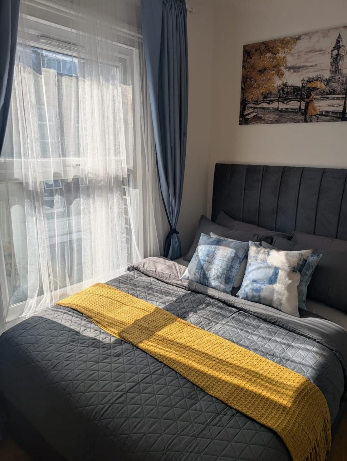 Apartment Spacious 2b Zone 2 Sleeps 4 F5 London