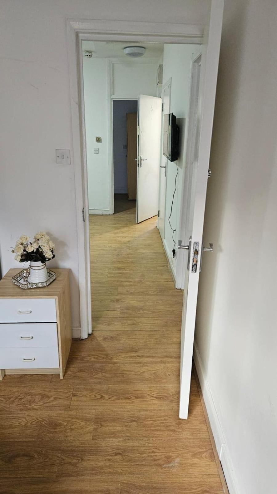 Apartment Spacious 2b Zone 2 Sleeps 4 F5 London