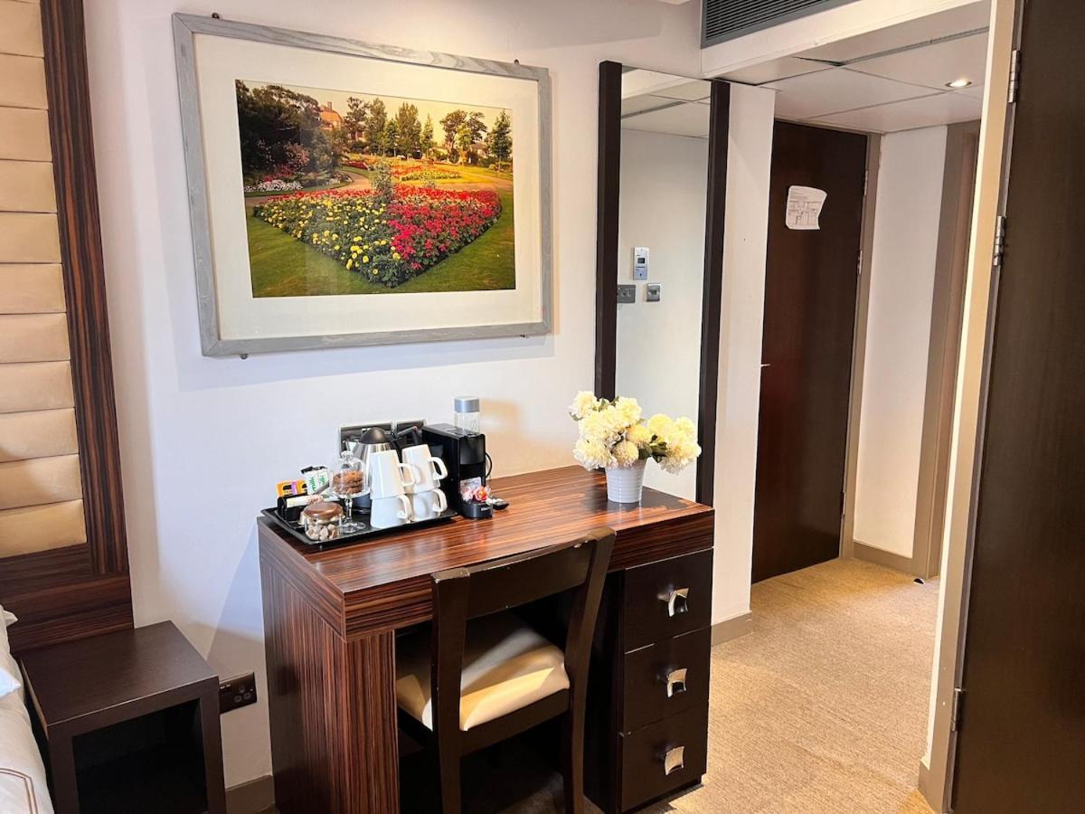 En-suite Twin For 4, 203 Apartment
