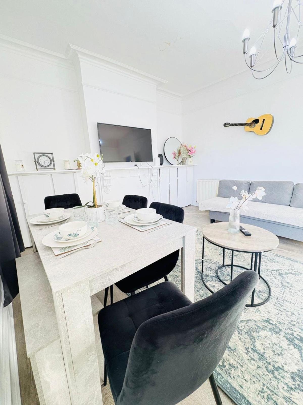 Askew Road Two Bedroom Flat Apartment