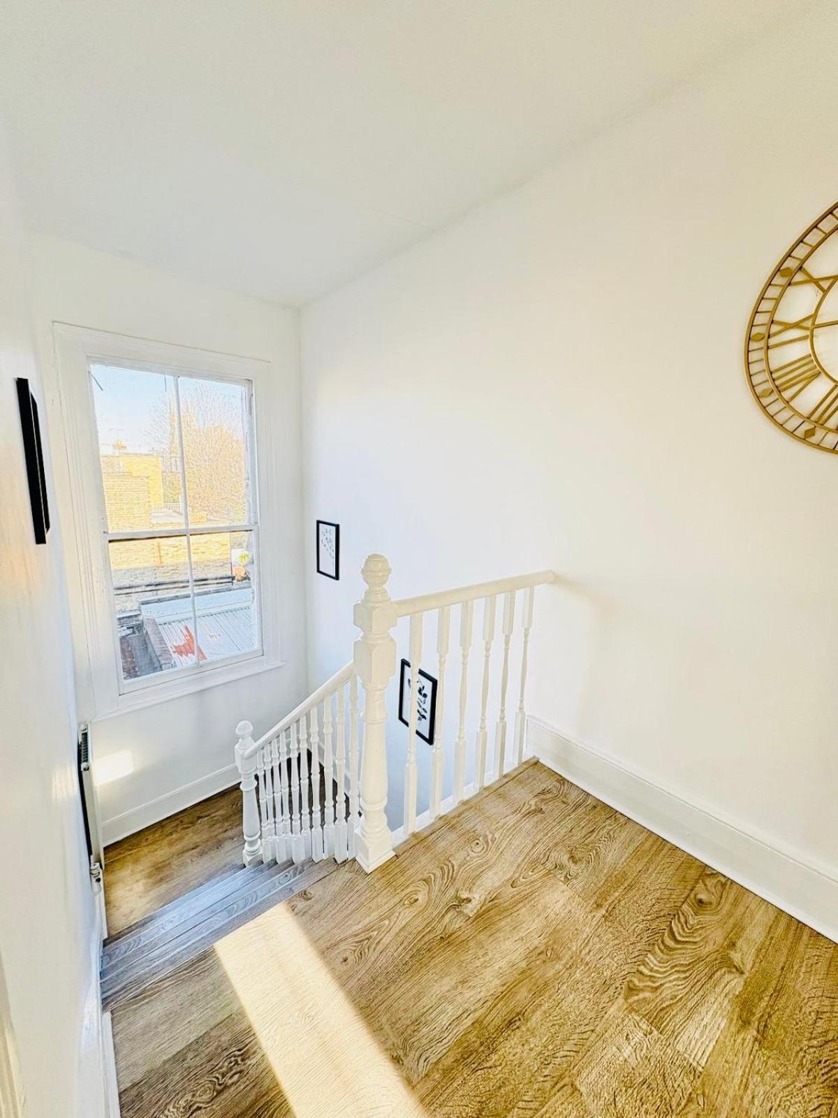 Askew Road Two Bedroom Flat Apartment *
