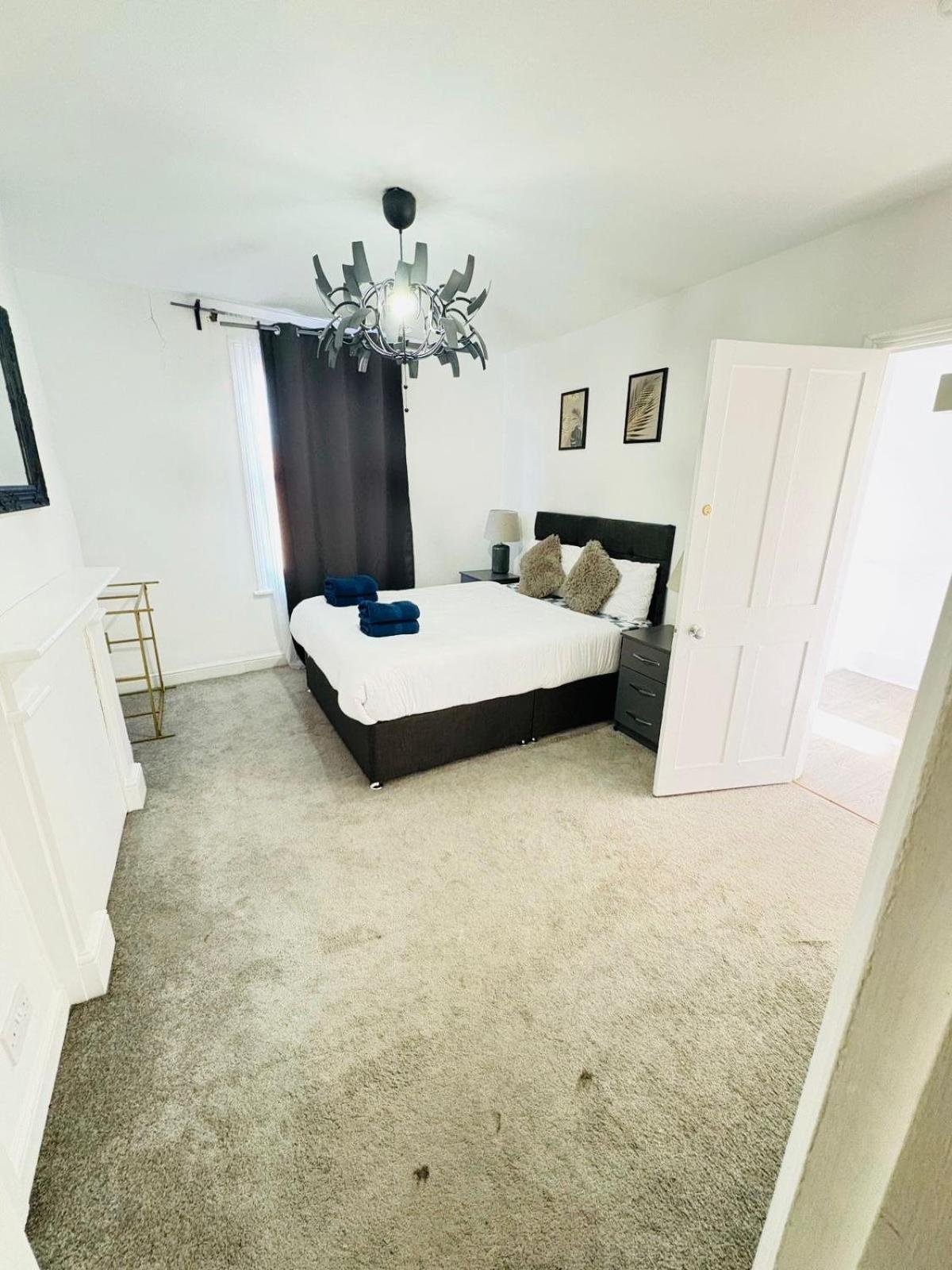 Askew Road Two Bedroom Flat London