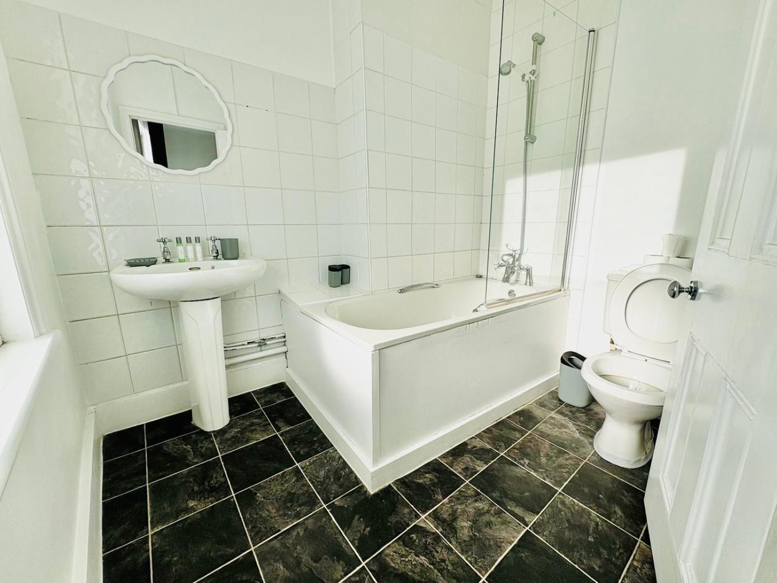 Apartment Askew Road Two Bedroom Flat *