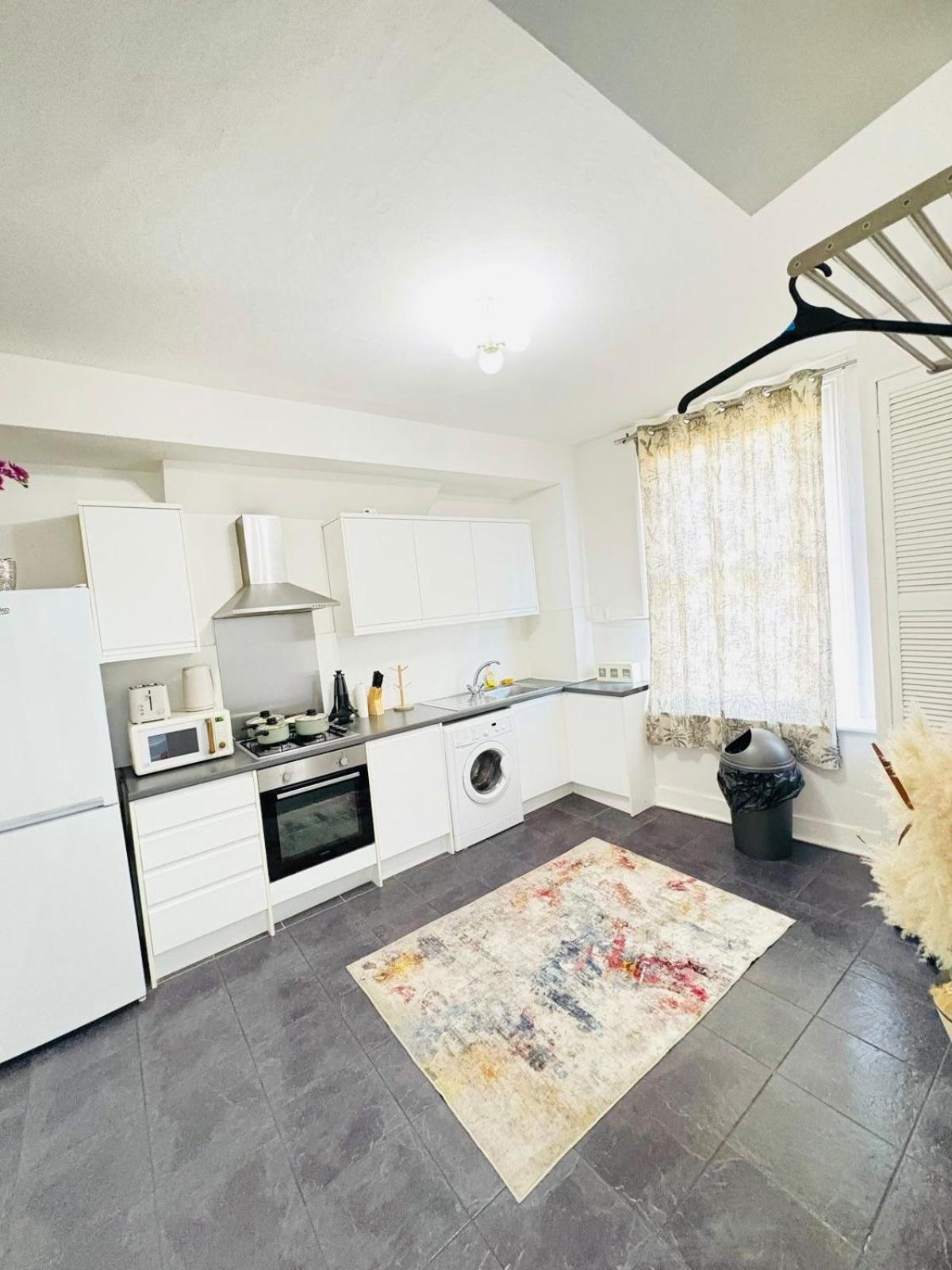 Apartment Askew Road Two Bedroom Flat London