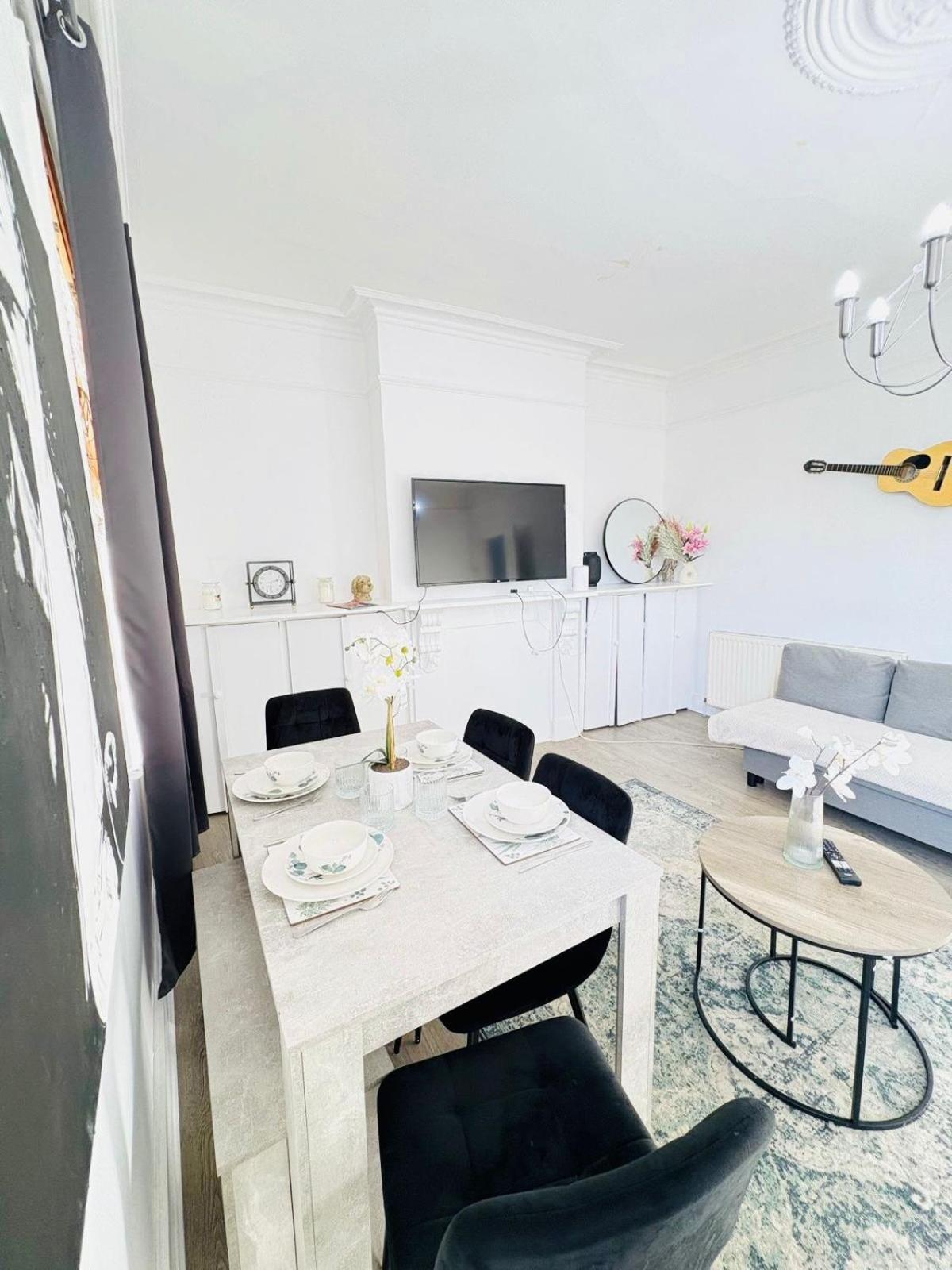 Askew Road Two Bedroom Flat Apartment London