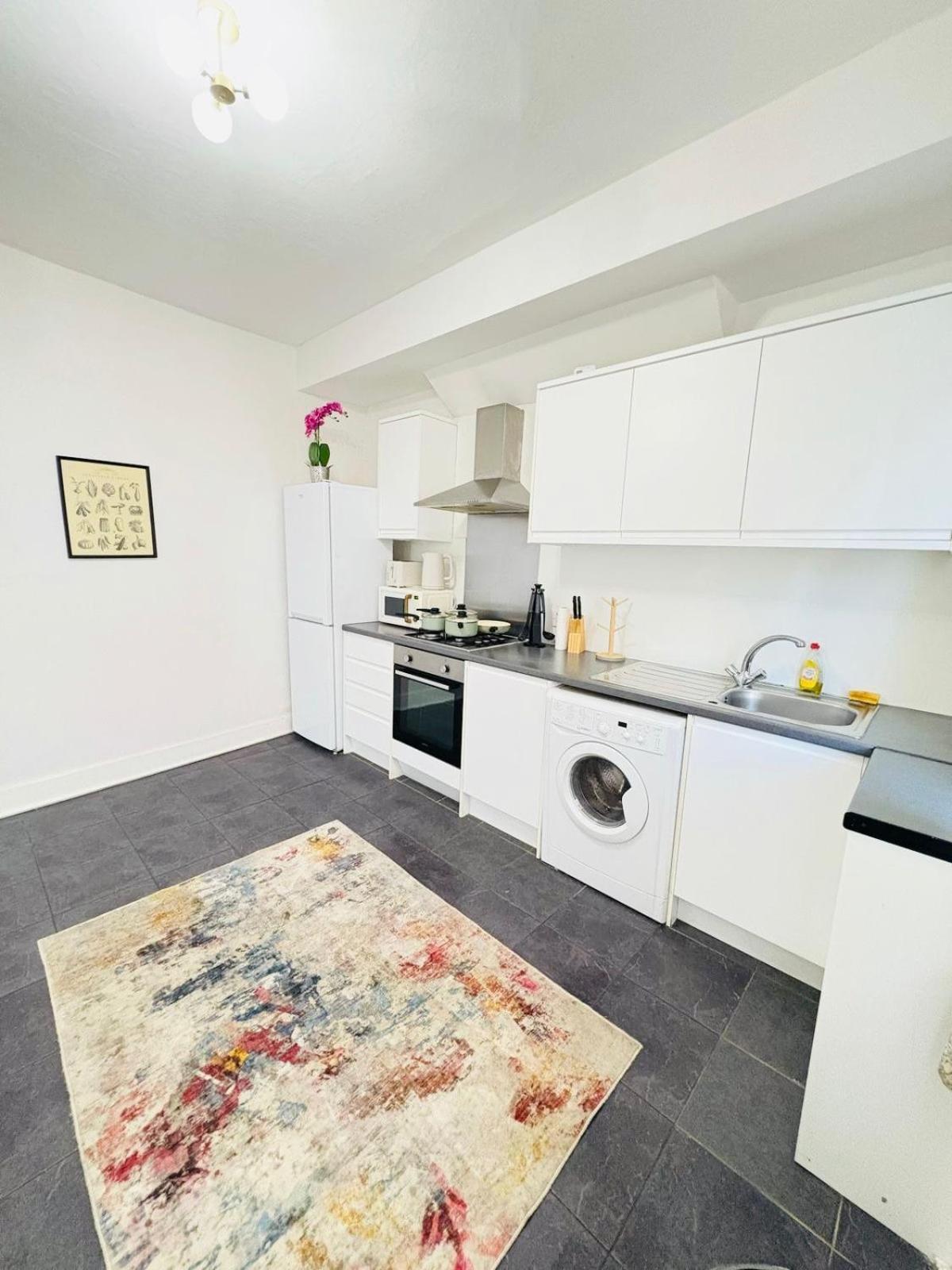 Apartment Askew Road Two Bedroom Flat