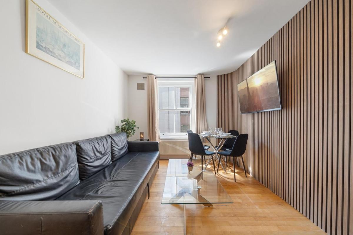 Chic 1-bed Flat In The Heart Of Soho Wardour Street 1wd Lägenhet London