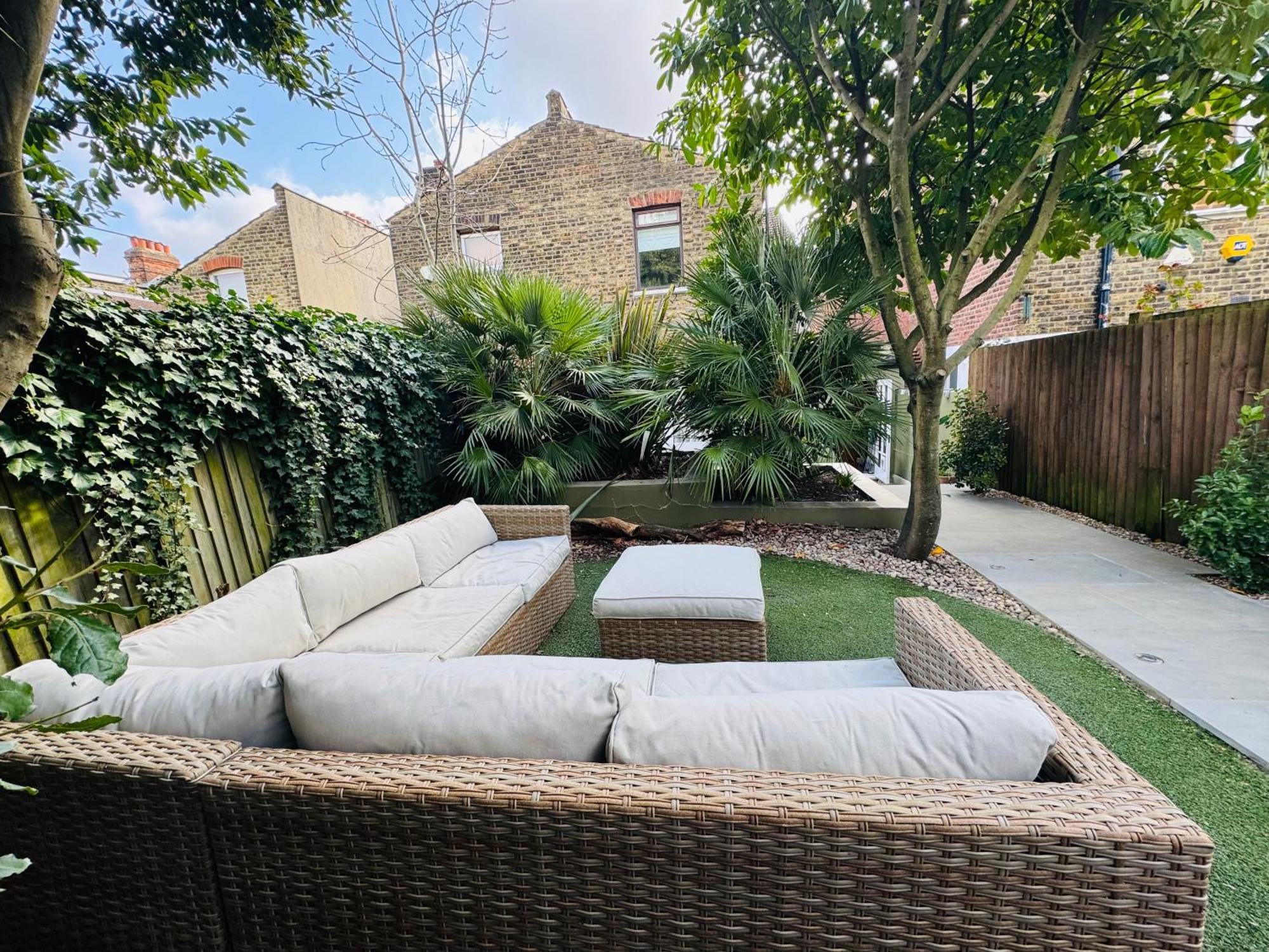 Stunning Home, Garden, Parking & Close Train Stations Lägenhet