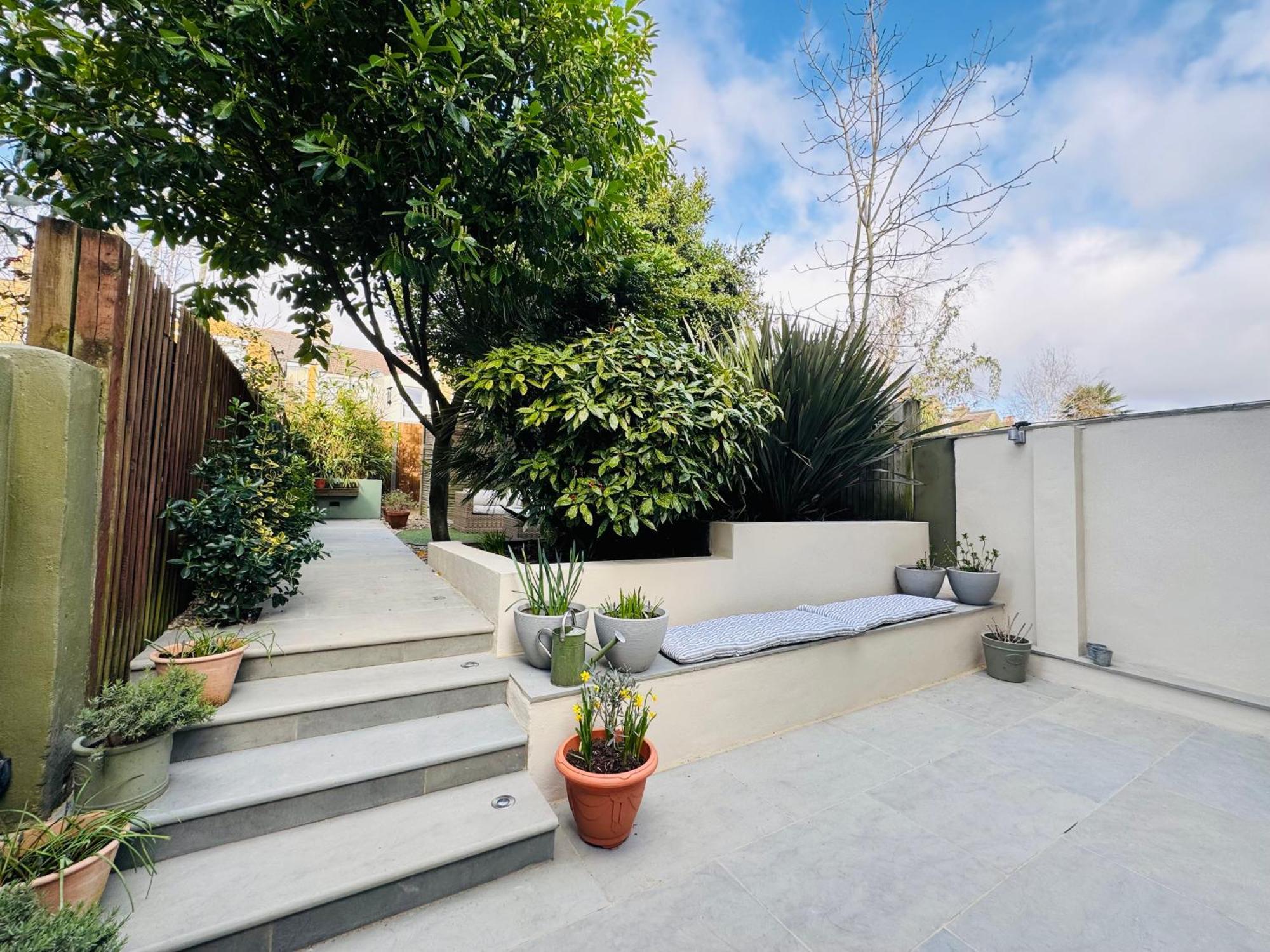 Stunning Home, Garden, Parking & Close Train Stations Lägenhet *
