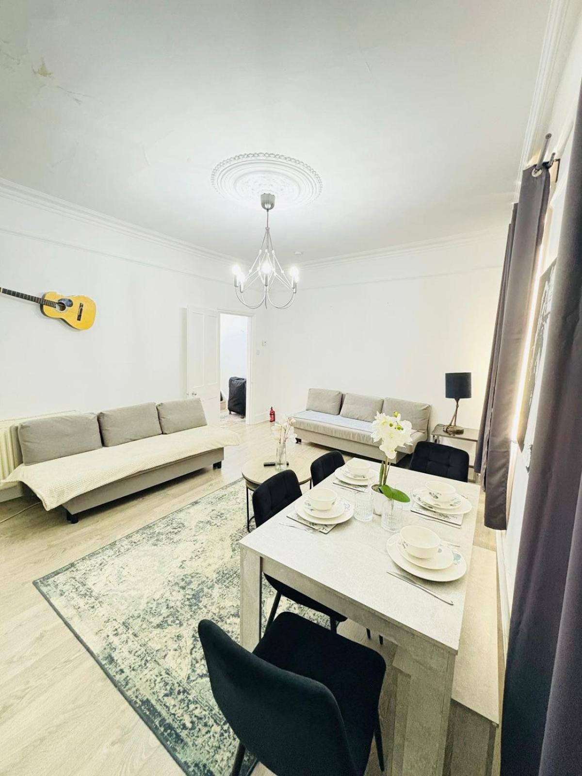Apartment Askew Road Two Bedroom Flat *