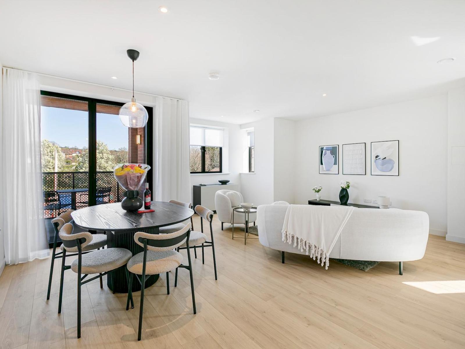 Pass The Keys Chic 3-bedroom Retreat With Private Balcony * London