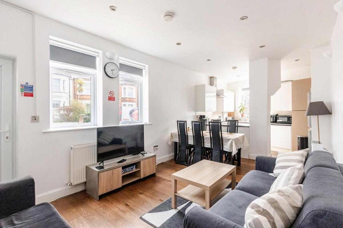 Appartamento Spacious 2 Bed 2 Bath With Free Parking For 2 Cars And Underground Station Zone 2 For Quick Access To Up To 10 Guests Londra