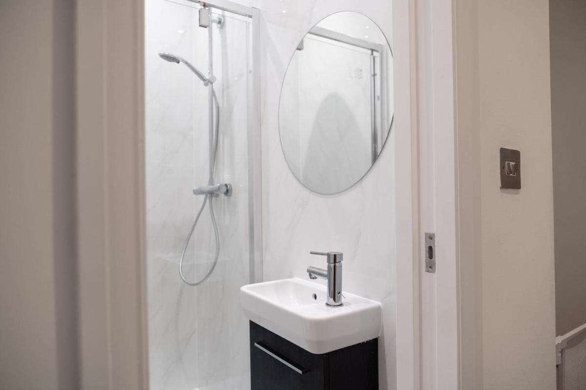 Spacious 2 Bed 2 Bath With Free Parking For 2 Cars And Underground Station Zone 2 For Quick Access To Up To 10 Guests Londra