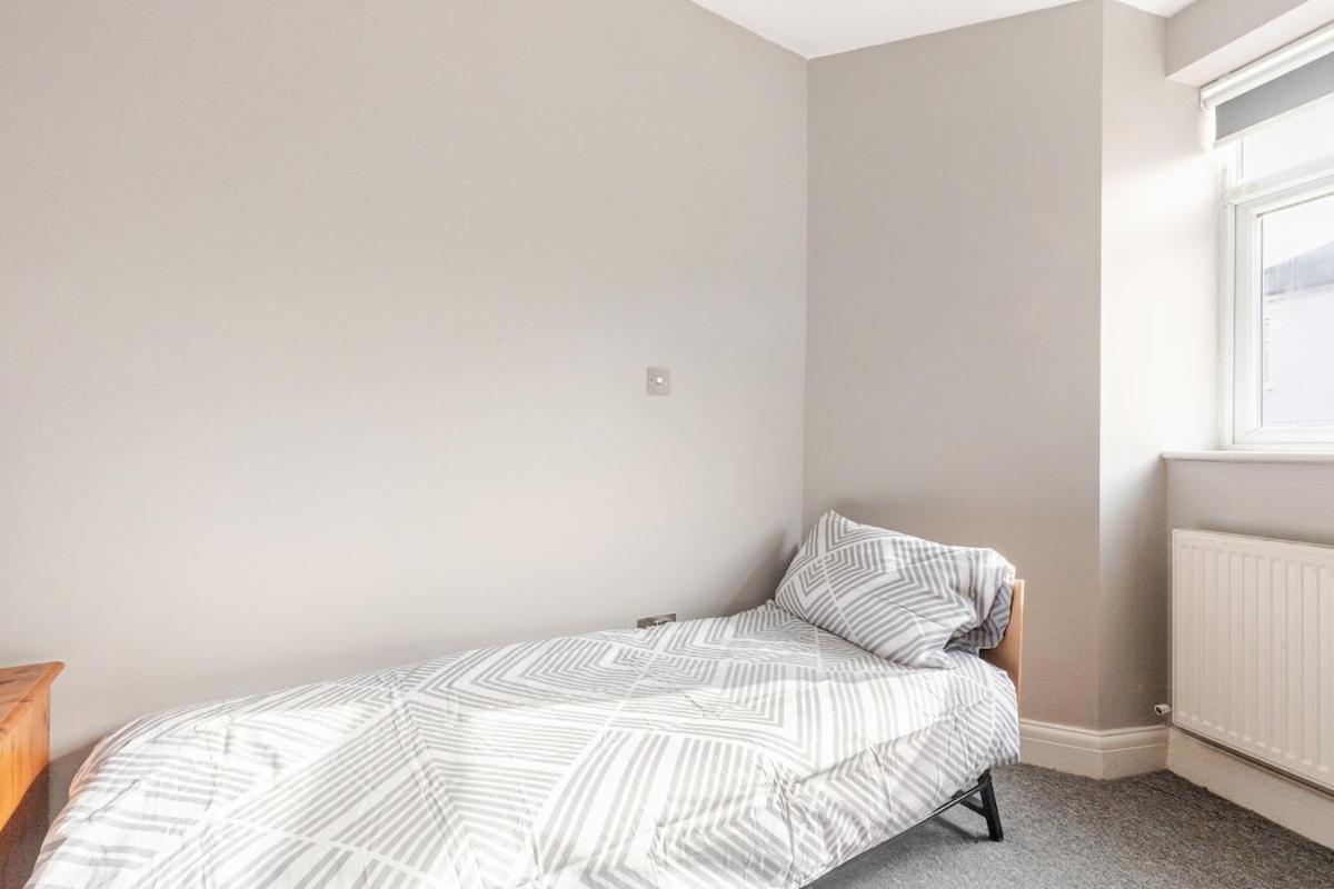 Spacious 2 Bed 2 Bath With Free Parking For 2 Cars And Underground Station Zone 2 For Quick Access To Up To 10 Guests Appartamento *