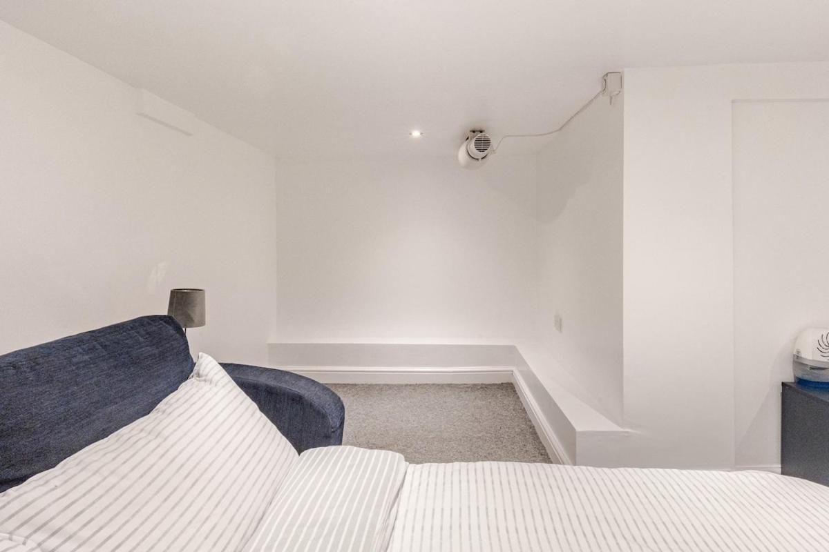 Spacious 2 Bed 2 Bath With Free Parking For 2 Cars And Underground Station Zone 2 For Quick Access To Up To 10 Guests Appartamento Londra