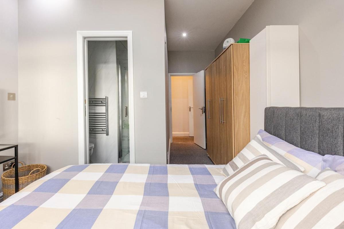 Spacious 2 Bed 2 Bath With Free Parking For 2 Cars And Underground Station Zone 2 For Quick Access To Up To 10 Guests Appartamento *