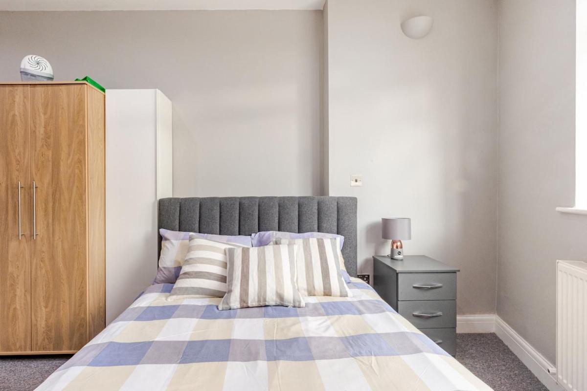 Spacious 2 Bed 2 Bath With Free Parking For 2 Cars And Underground Station Zone 2 For Quick Access To Up To 10 Guests Londra
