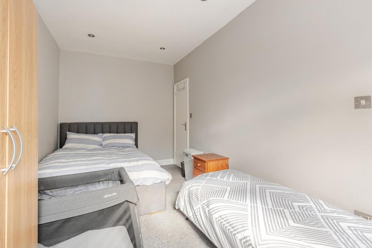 Spacious 2 Bed 2 Bath With Free Parking For 2 Cars And Underground Station Zone 2 For Quick Access To Up To 10 Guests * Londra
