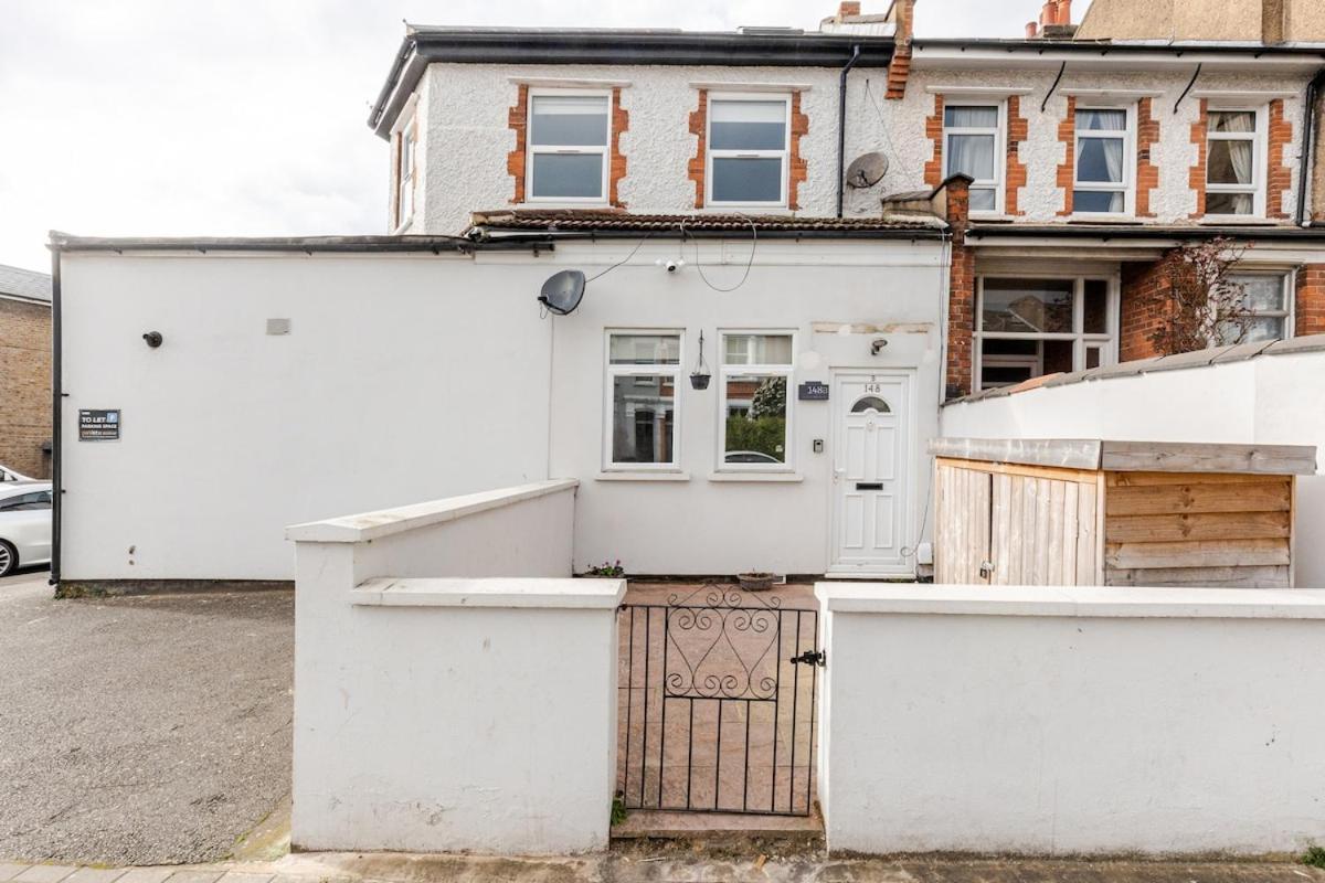 Spacious 2 Bed 2 Bath With Free Parking For 2 Cars And Underground Station Zone 2 For Quick Access To Up To 10 Guests Appartamento *