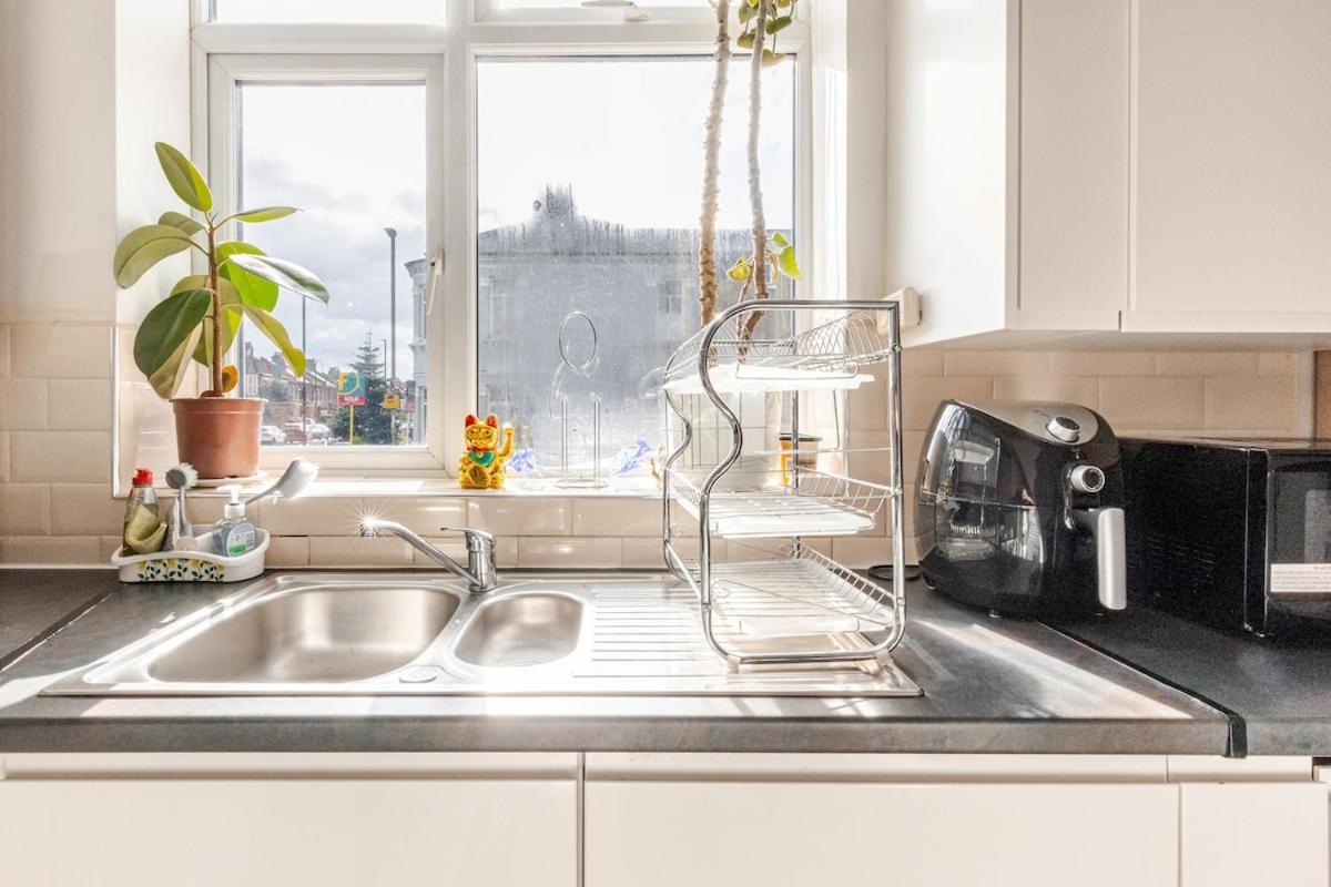 Spacious 2 Bed 2 Bath With Free Parking For 2 Cars And Underground Station Zone 2 For Quick Access To Up To 10 Guests Appartamento Londra