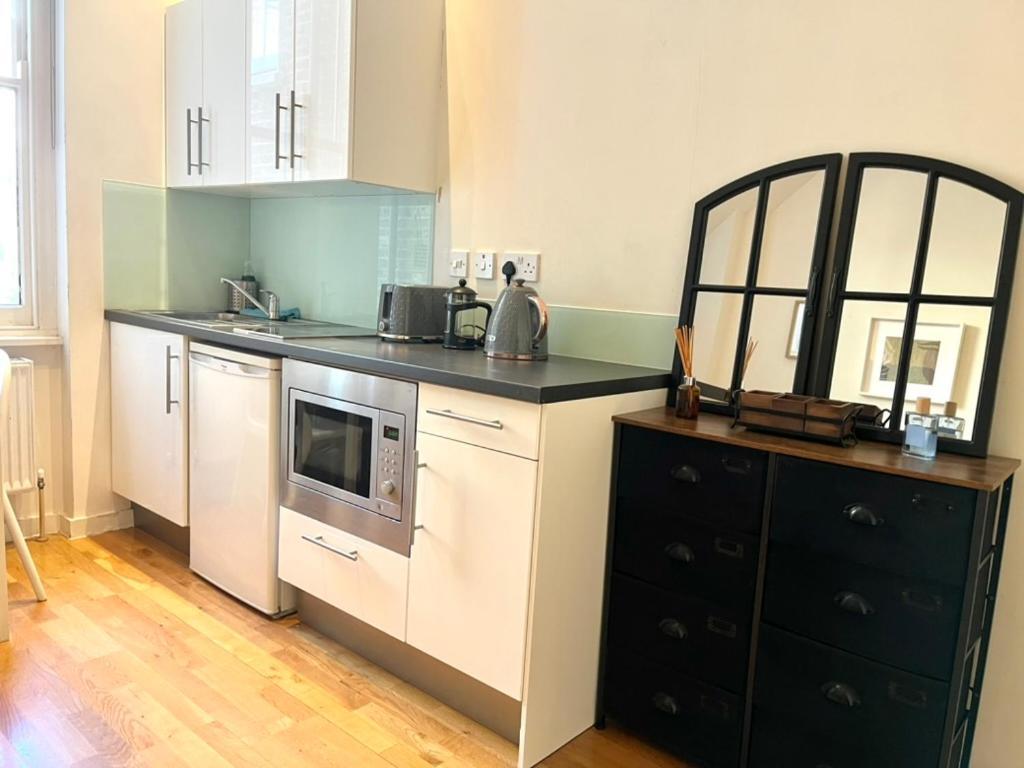 Bright And Airy One Bedroom Condo, Olympia, Kensington * Londen