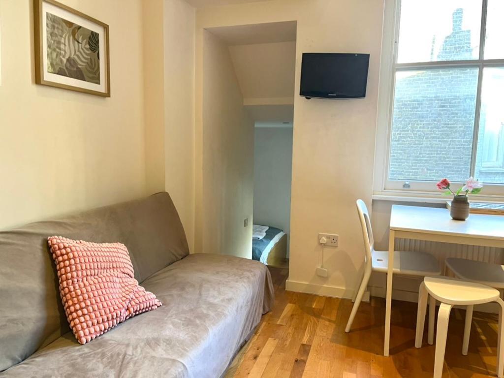 Bright And Airy One Bedroom Condo, Olympia, Kensington Appartement Londen