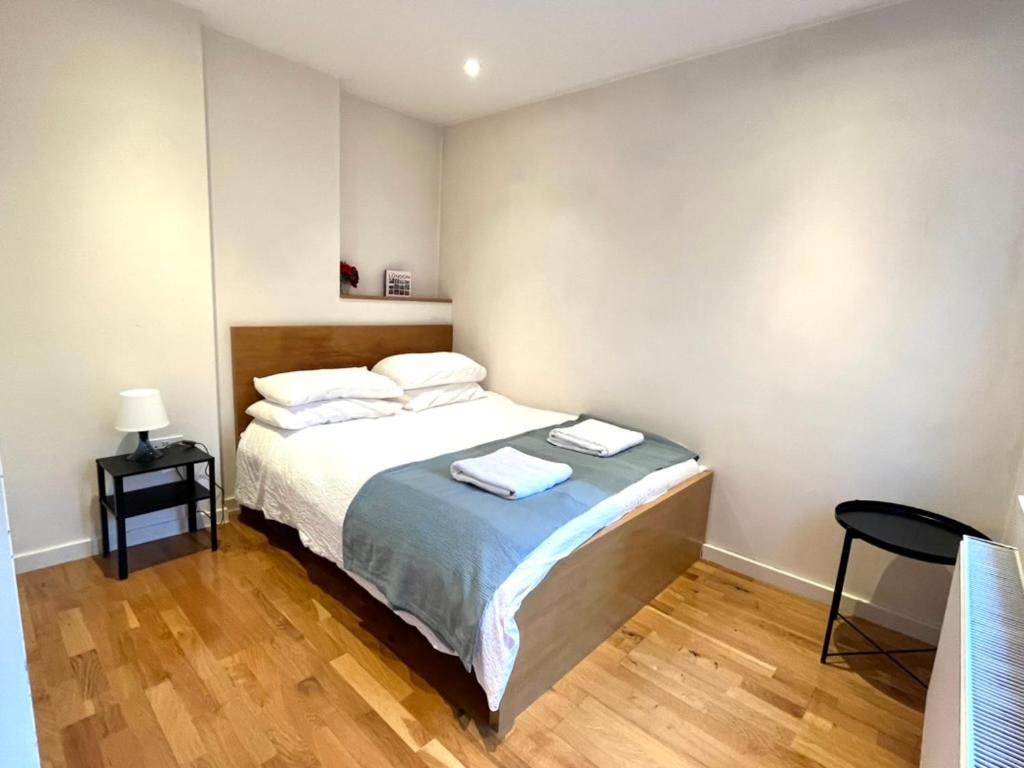 Bright And Airy One Bedroom Condo, Olympia, Kensington Londen